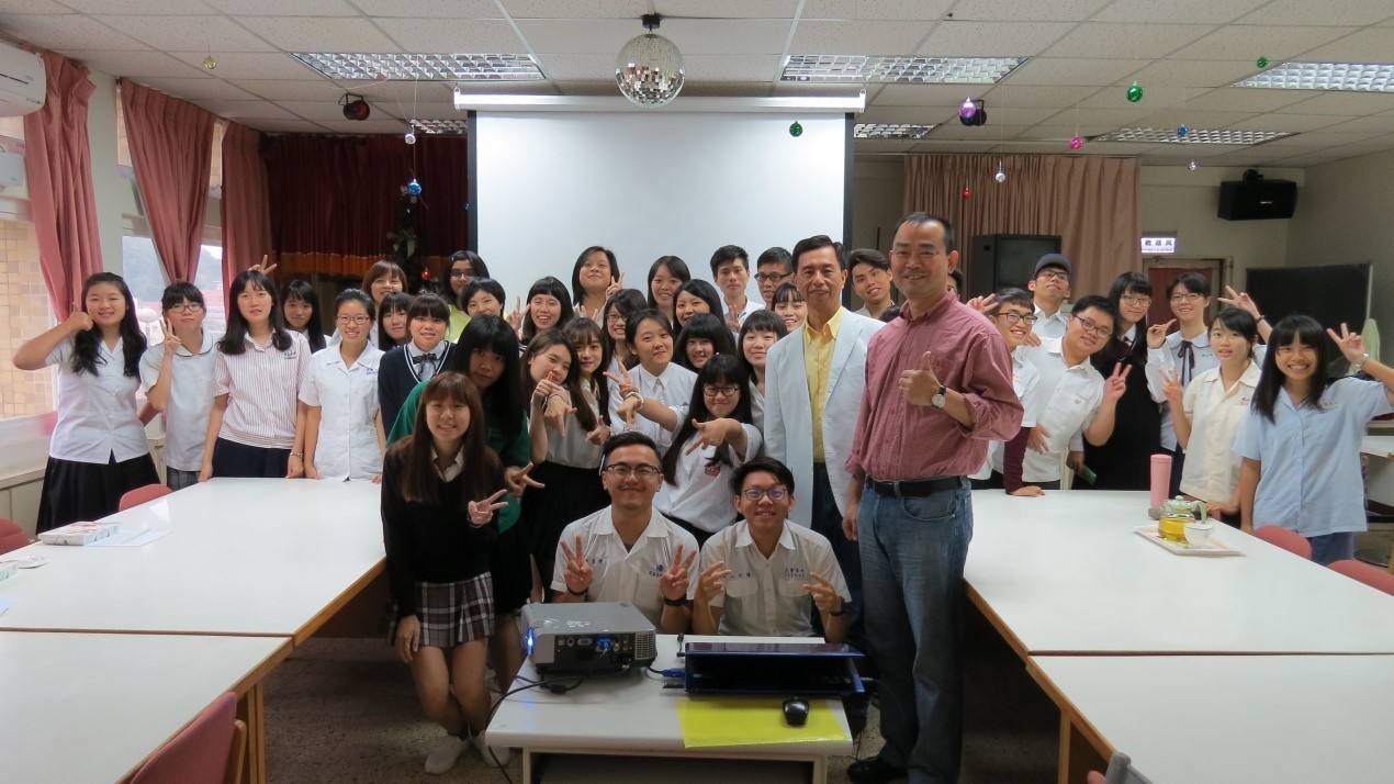 Keelung Kong Fangxinxiong introduces people and teachers and students of the law department