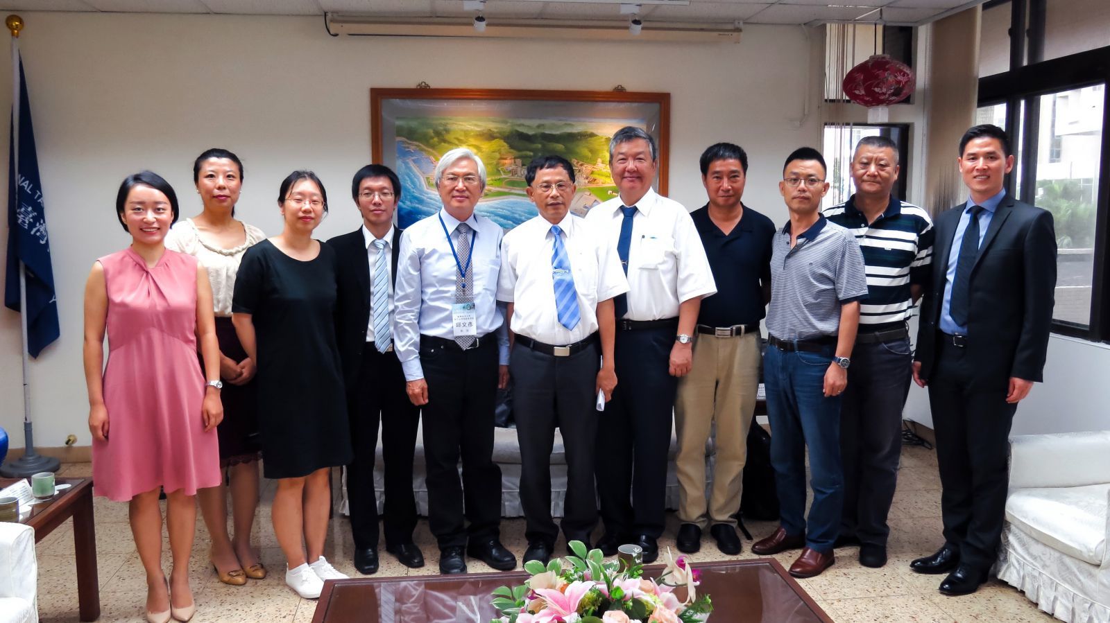 Overseas experts and scholars met with the President of the Court, Qiu Wenyan, President Zhang Qingfeng