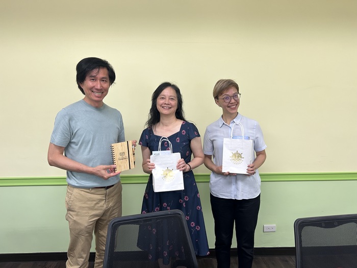 A Photo Taken during the Exchange between Dean Juei-Cheng Jao and the Representative of the University of Tasmania in Taiwan, as well as the Director of the Centre for Maritime and Logistics Management